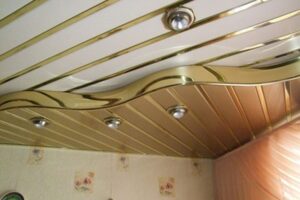 Укладка реечного потолка в ванной