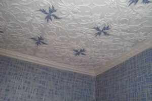 Принципы демонтажа плитки с потолка вашей комнаты